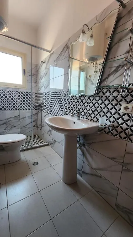 Andrea Bashuri Hotel Divjake Albania